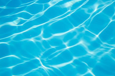 Deniz zemininde ışığı yansıtan ışık