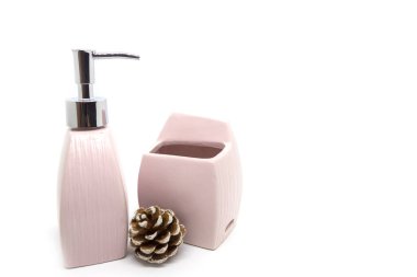 Beyaz zemin üzerinde modern seramik sıvı sabun şişesi