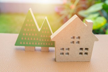 Ağaç bahçesi geçmişi olan model aile evi.