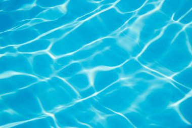 Deniz zemininde ışığı yansıtan ışık