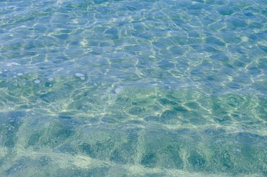 Güneşi yansıtan mavi havuz suyu