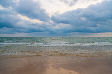 Gün batımından önce sahilde gökyüzü ve bulutlar.
