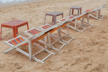 Kumsaldaki sahil yatağı. Turistleri karşılamak için. Oturup rahatlamak için.