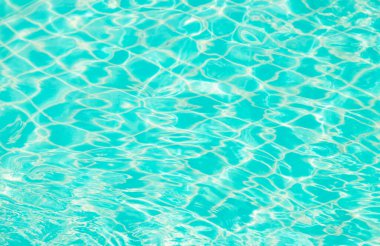 Mavi yüzme havuzunun arka planındaki sudan yansımalar.