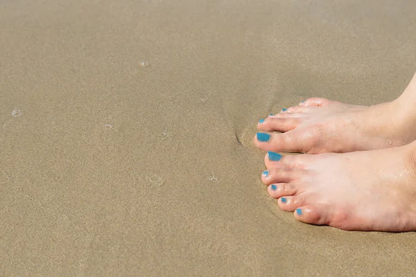 Der Fuß Der Frau Nagelte Den Sand Strand — Stockfoto