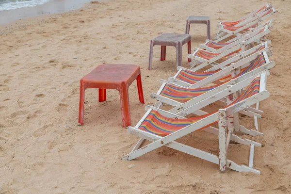 Kumsaldaki sahil yatağı. Turistleri karşılamak için. Oturup rahatlamak için.