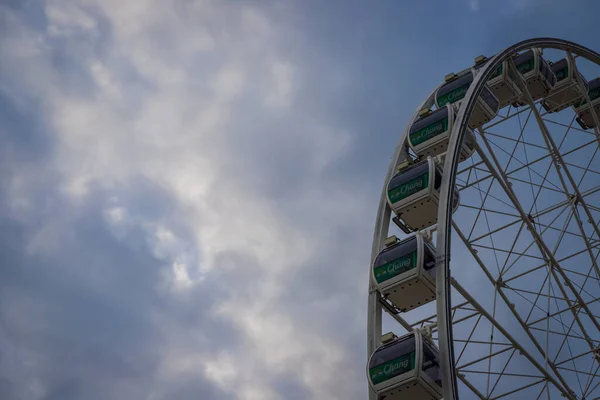 Ferris Wiel Met Blauwe Lucht Zonnige Dag Achtergrond — Stockfoto
