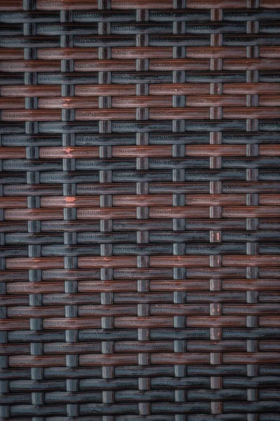 Koyu ahşap desenli örülmüş rattan detayları