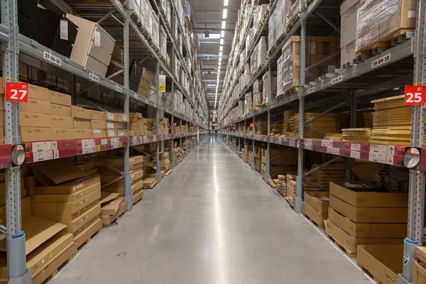 Ürün ve mal stokları ile depoya giden yol