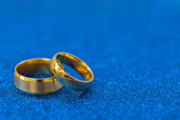 Gold Wedding Rings Bride Groom Dark Blue Gliter Background — Stock Photo, Image