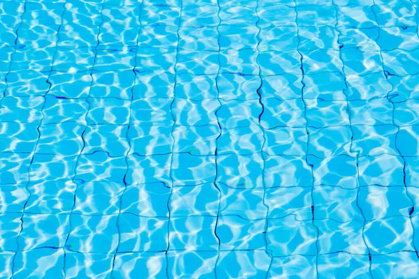 Yüzme havuzunun arka planında mavi olgun su yansıması