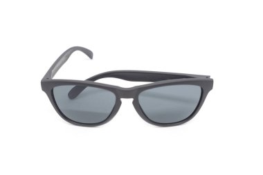 Beyaz arka planda modern siyah gözlük.