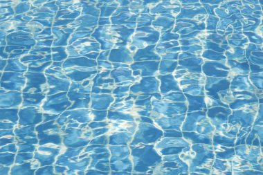 Havuz deseni arka planına ışık yansıtılıyor