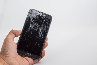 Kırık ekran ile cep telefonu tutan el