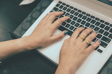 Kadınlar mutlu günler için bir defter üzerinde çalışıyorlar.