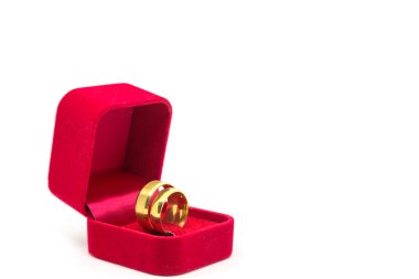 Beyaz arka planda kırmızı kadife kutuda alyans