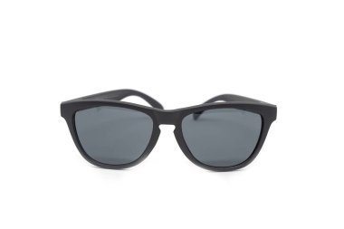 Beyaz arka planda modern siyah gözlük.