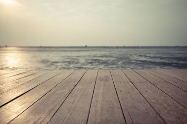 Kaliteli ahşap zemin sular düştüğünde denize doğru uzanıyor.