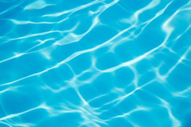 Deniz zemininde ışığı yansıtan ışık