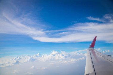 Gökyüzü ve bulutlar uçağın arka planından görüldü.