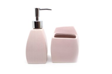 Beyaz zemin üzerinde modern seramik sıvı sabun şişesi