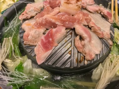 Asya usulü ızgara domuz eti, çorba ve haşlanmış sebze.