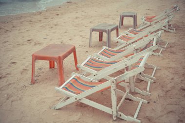 Kumsaldaki sahil yatağı. Turistleri karşılamak için. Oturup rahatlamak için.