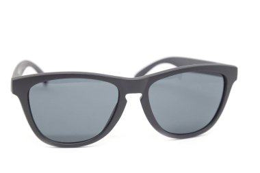 Beyaz arka planda modern siyah gözlük.