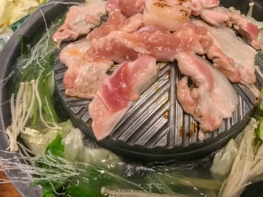 Asya usulü ızgara domuz eti, çorba ve haşlanmış sebze.