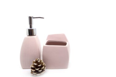 Beyaz zemin üzerinde modern seramik sıvı sabun şişesi