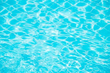 Mavi yüzme havuzunun arka planındaki sudan yansımalar.