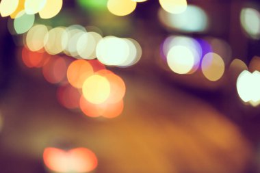 Şehir arka planındaki Bokeh hafif trafiğinin odak noktasını kapat