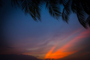 Sahilde gökyüzü ve bulut gün batımında sahne arkasında