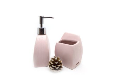 Beyaz zemin üzerinde modern seramik sıvı sabun şişesi