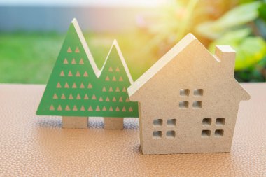 Ağaç bahçesi geçmişi olan model aile evi.