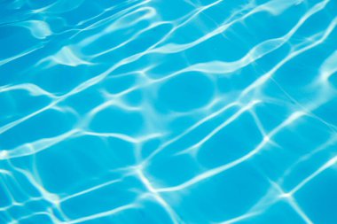 Deniz zemininde ışığı yansıtan ışık