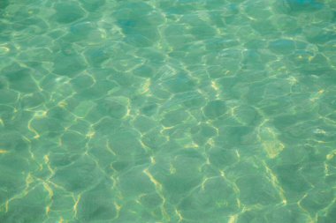 Deniz zemininde ışığı yansıtan ışık