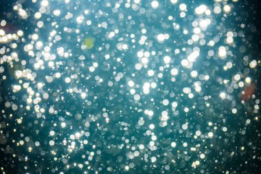 Karanlık arkaplanda odaklanmış ışık bokeh 'ini soyut olarak ayır