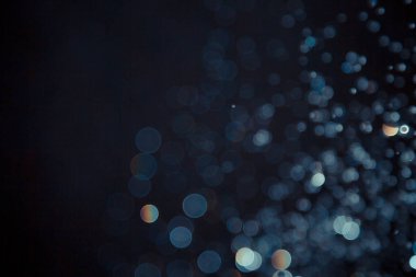 Siyah arkaplanda soyut mavi bokeh ışıklar