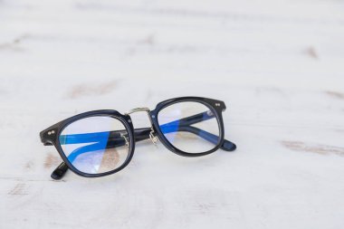 Eski masa arkaplanındaki siyah çerçeve bardakları temizler