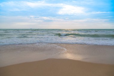 Sahilde kum dalgası.