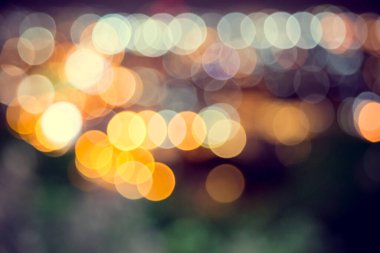 Şehirde koyu arkaplanı olan bulanık ışık deodorantı