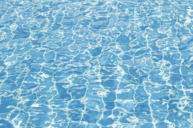 Havuz deseni arka planına ışık yansıtılıyor