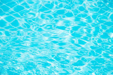 Mavi yüzme havuzunun arka planındaki sudan yansımalar.