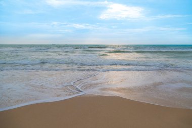 Sahilde kum dalgası.