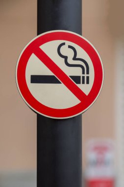 Halka açık alanda sigara içilmiyor