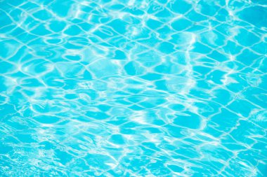 Mavi yüzme havuzunun arka planındaki sudan yansımalar.