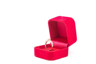 Beyaz arka planda kırmızı kadife kutuda alyans