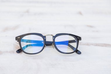 Eski masa arkaplanındaki siyah çerçeve bardakları temizler