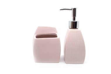 Beyaz zemin üzerinde modern seramik sıvı sabun şişesi